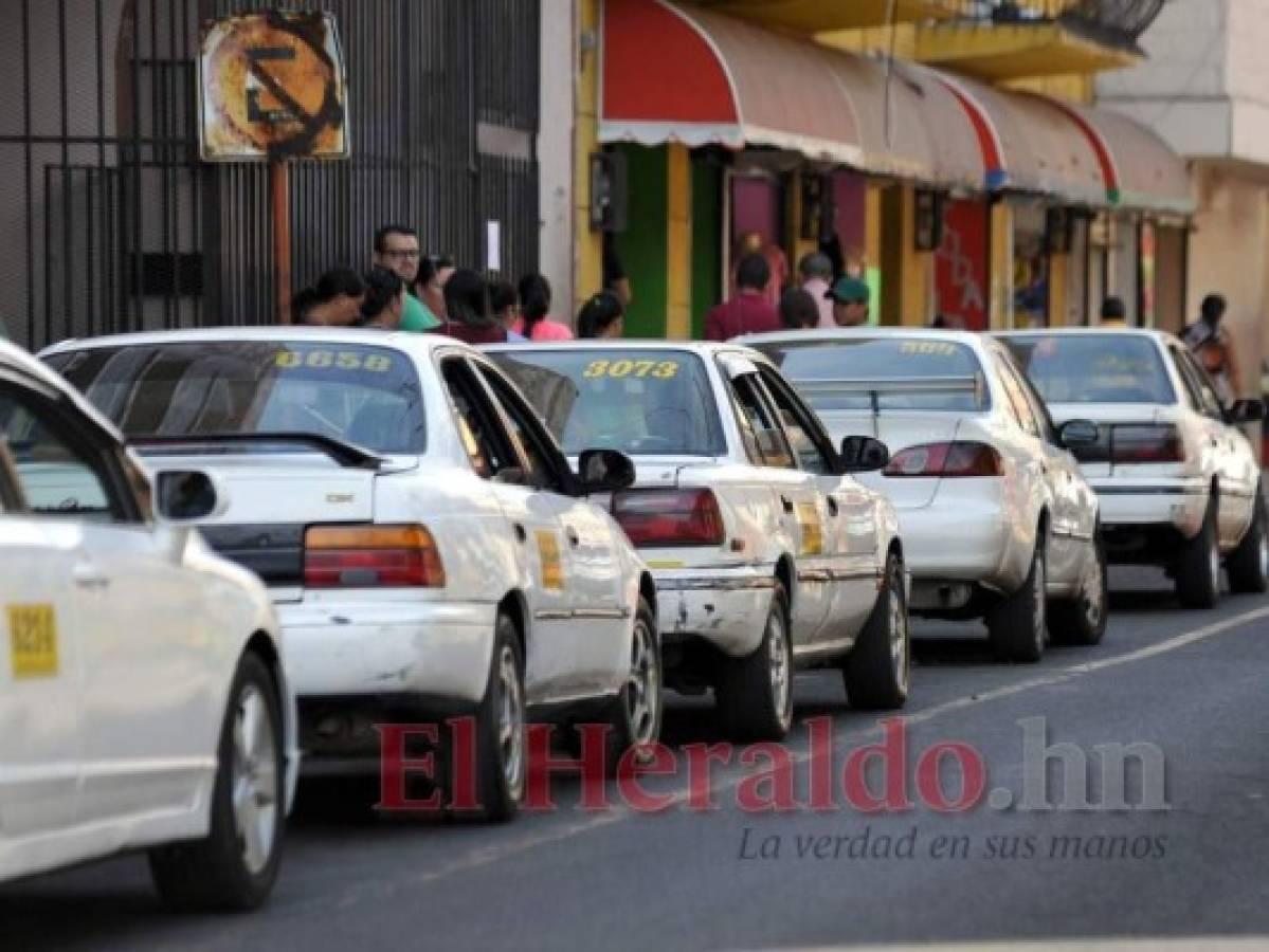 Taxistas de Tegucigalpa preparan sus unidades con bioseguridad