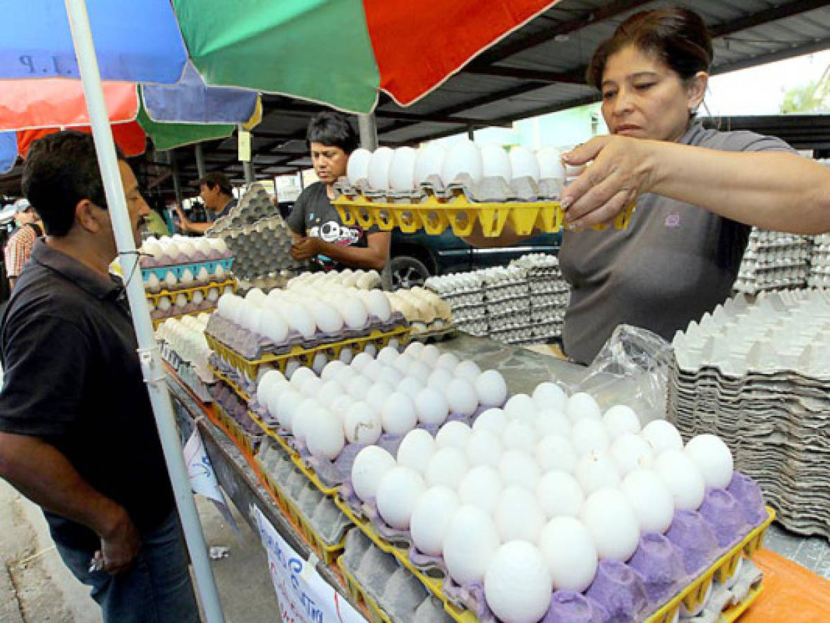 Rebaja de 9 lempiras en el precio del cartón de huevos no se aplicó en ferias del agricultor