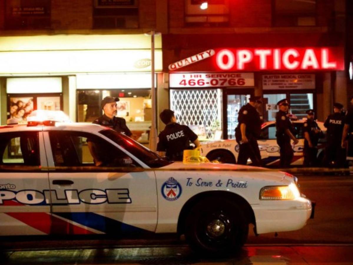 Un atacante mata a dos personas y hiere a 12 en un tiroteo en Toronto