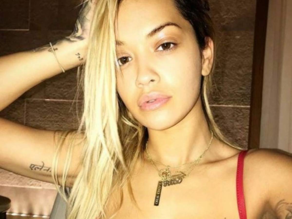 Rita Ora seduce a sus fans al posar sin ropa a la orilla del mar