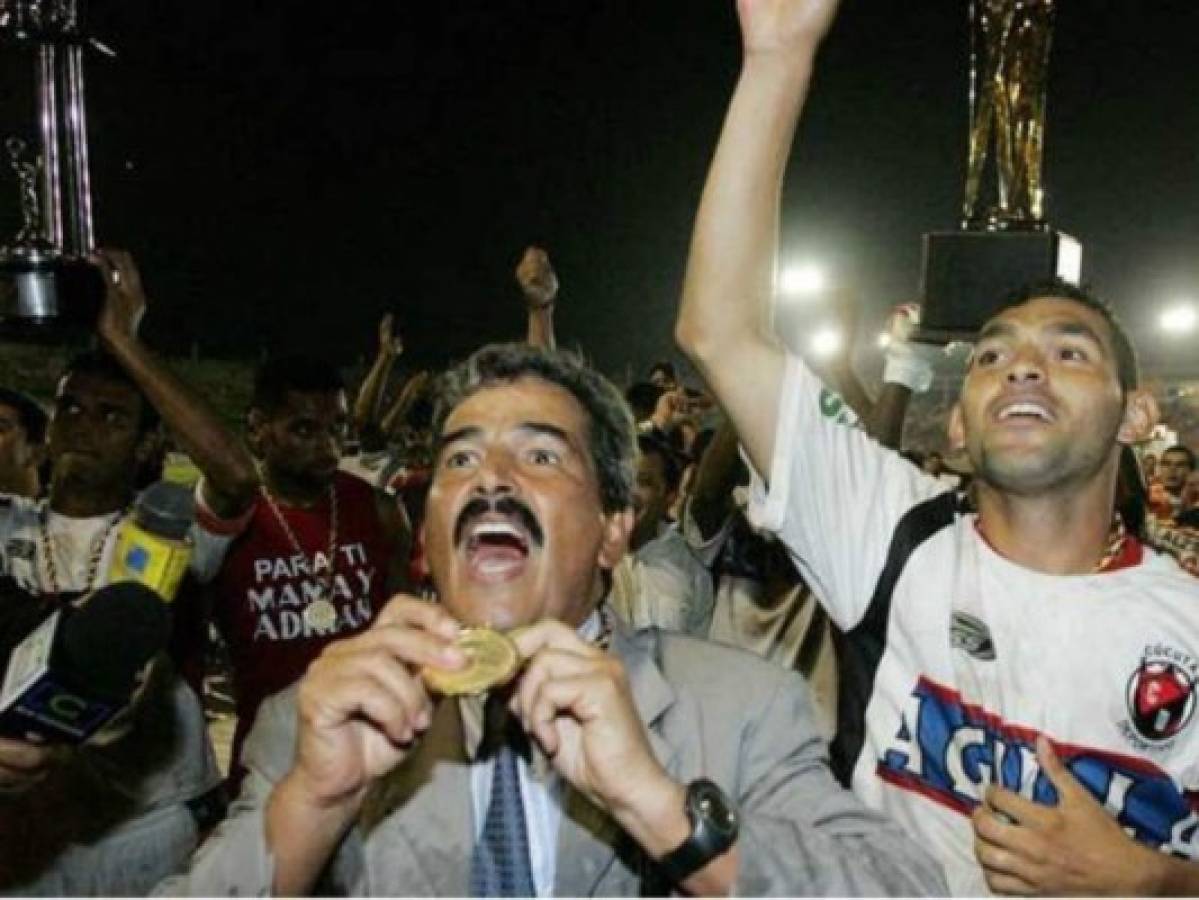 Jorge Luis Pinto festeja en Colombia el título que logró con Cúcuta en 2006