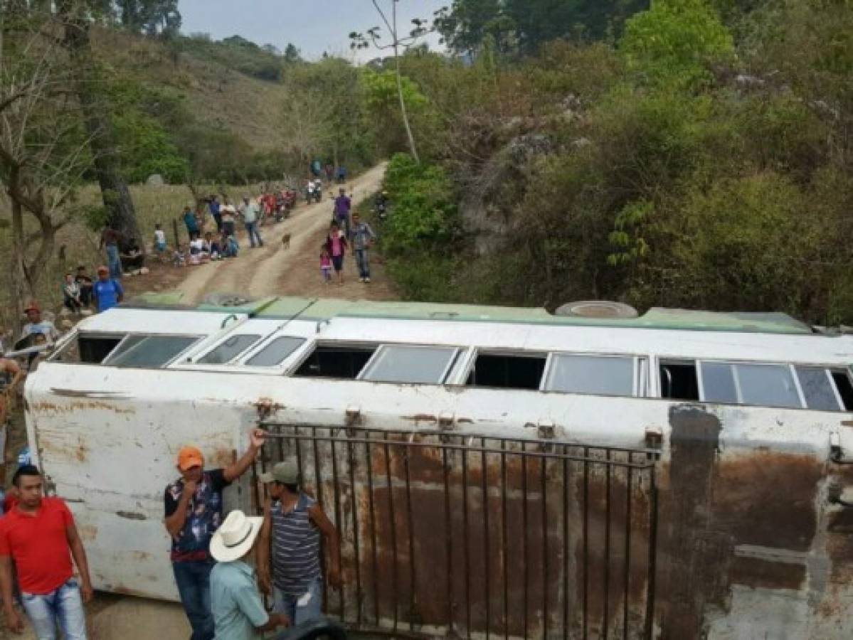 Unos 8 heridos dejó volcamiento de bus en Cantarranas