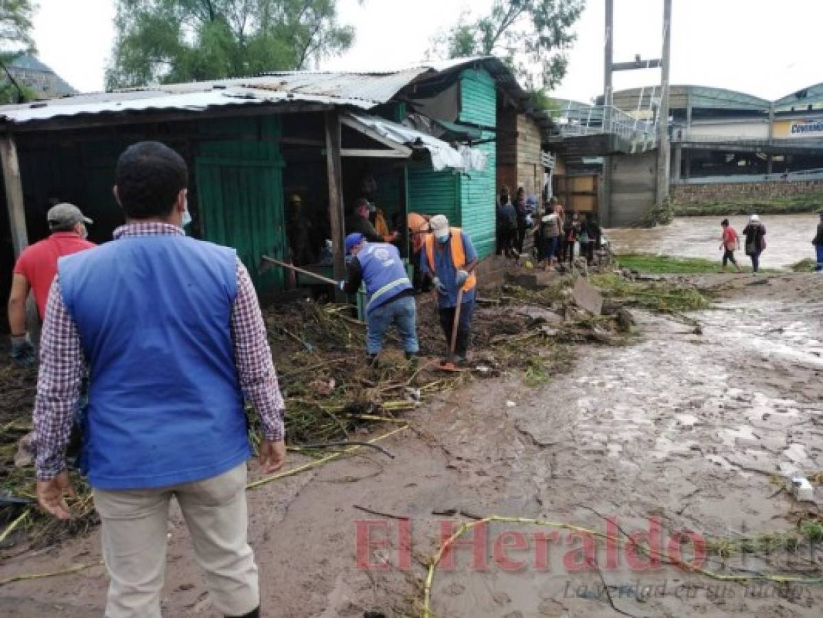 Así quedaron los alrededores de los mercados capitalinos luego que el río se desbordara hasta la primera avenida de Comayagüela