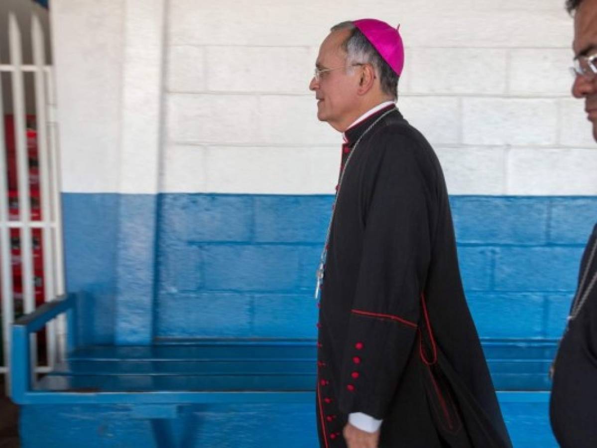 Obispo crítico de Ortega deja Nicaragua con el 'corazón hecho pedazos”  