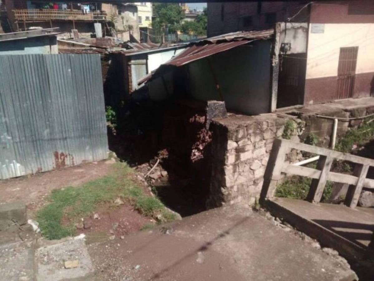 Vivienda se derrumba en Villa Adela tras las lluvias