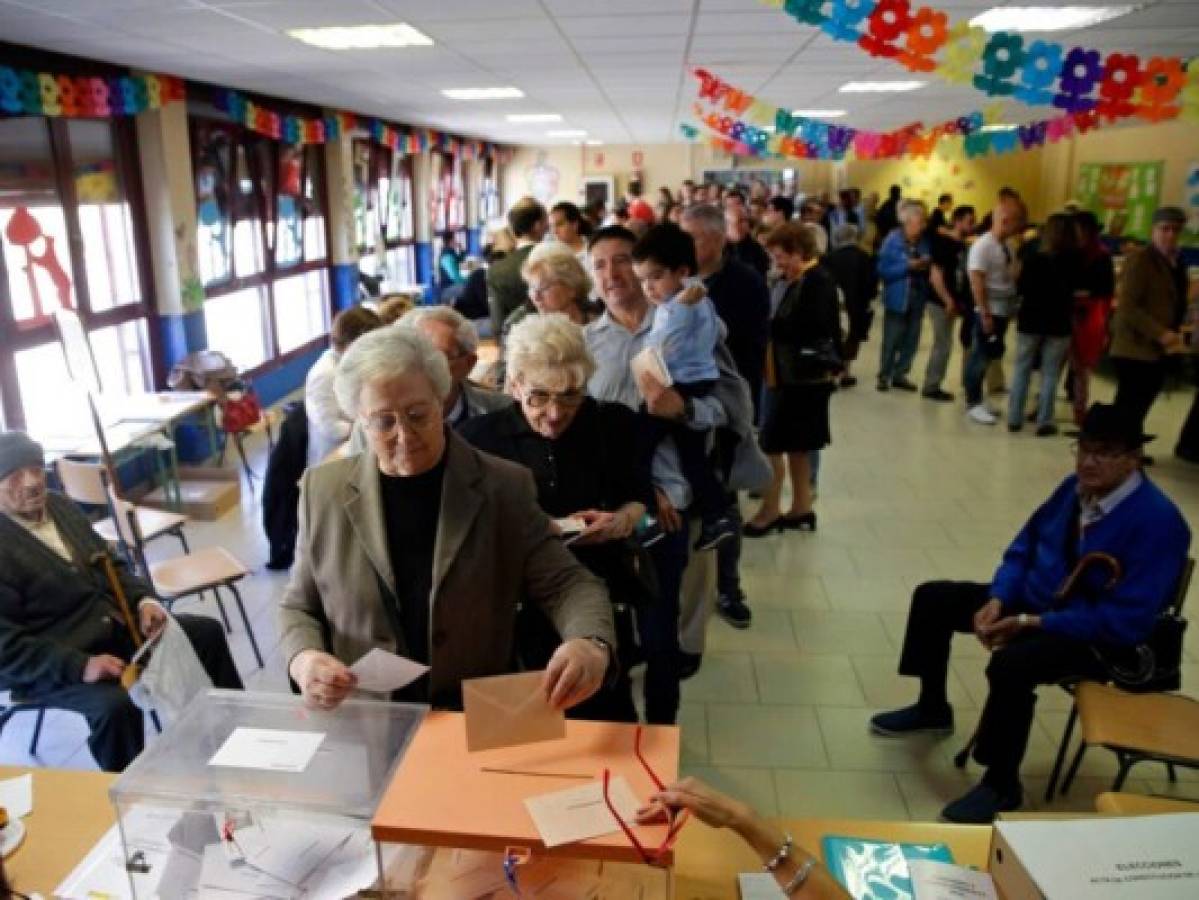 España dividida vota con la vista en la ultraderecha