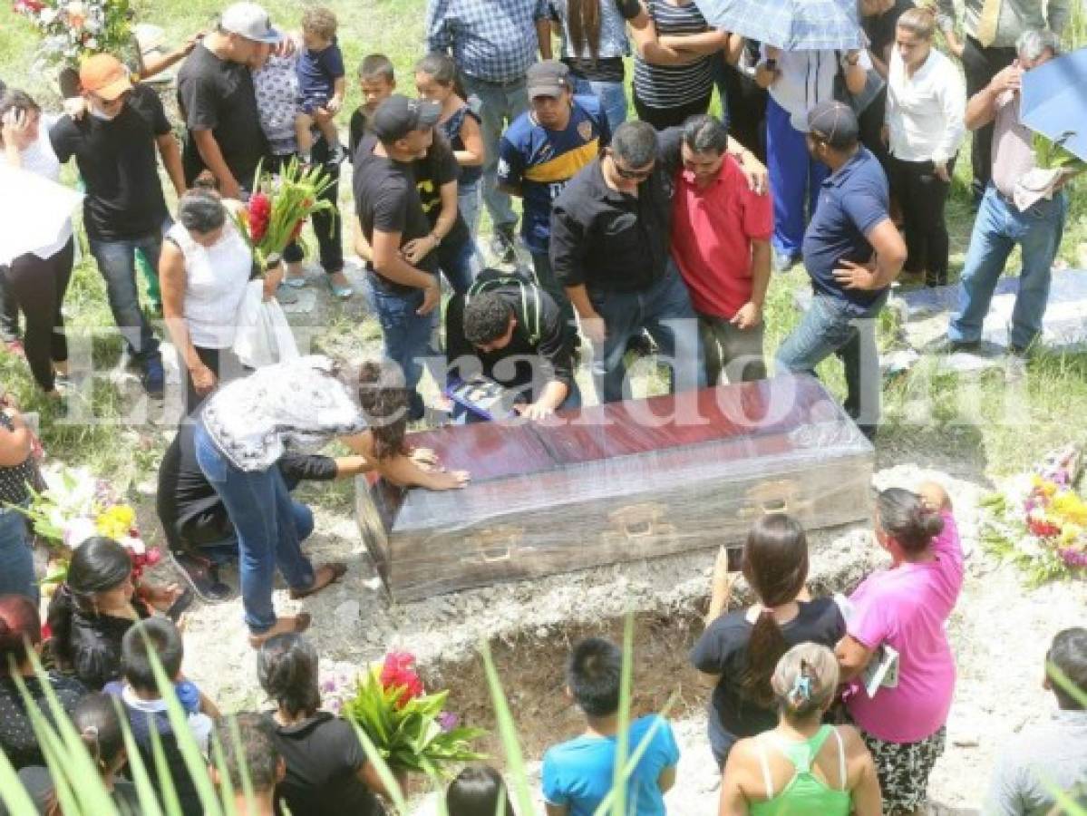 Entierran a jóvenes halladas muertas en colonia Villa Unión de la capital de Honduras