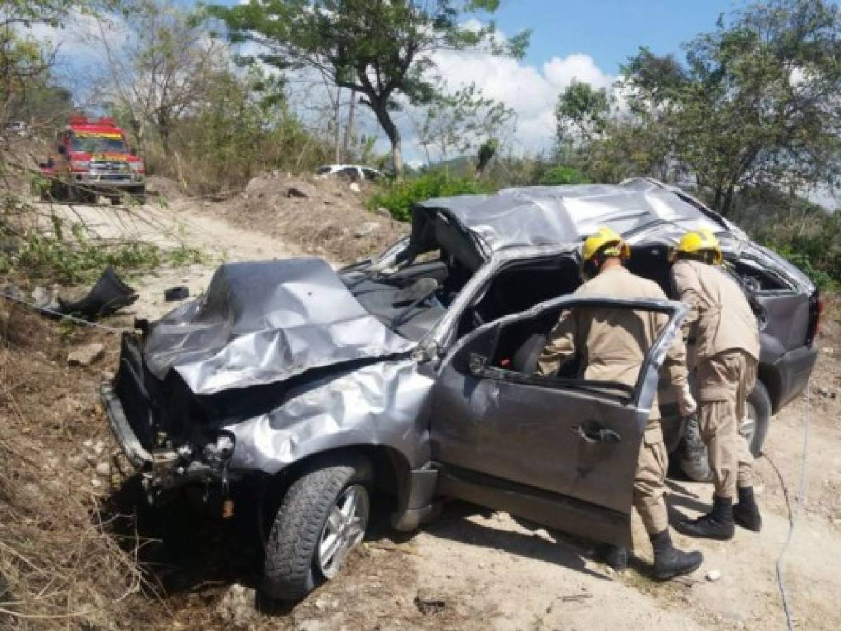 Un muerto y tres heridos deja volcamiento de una camioneta en Gracias, Lempira