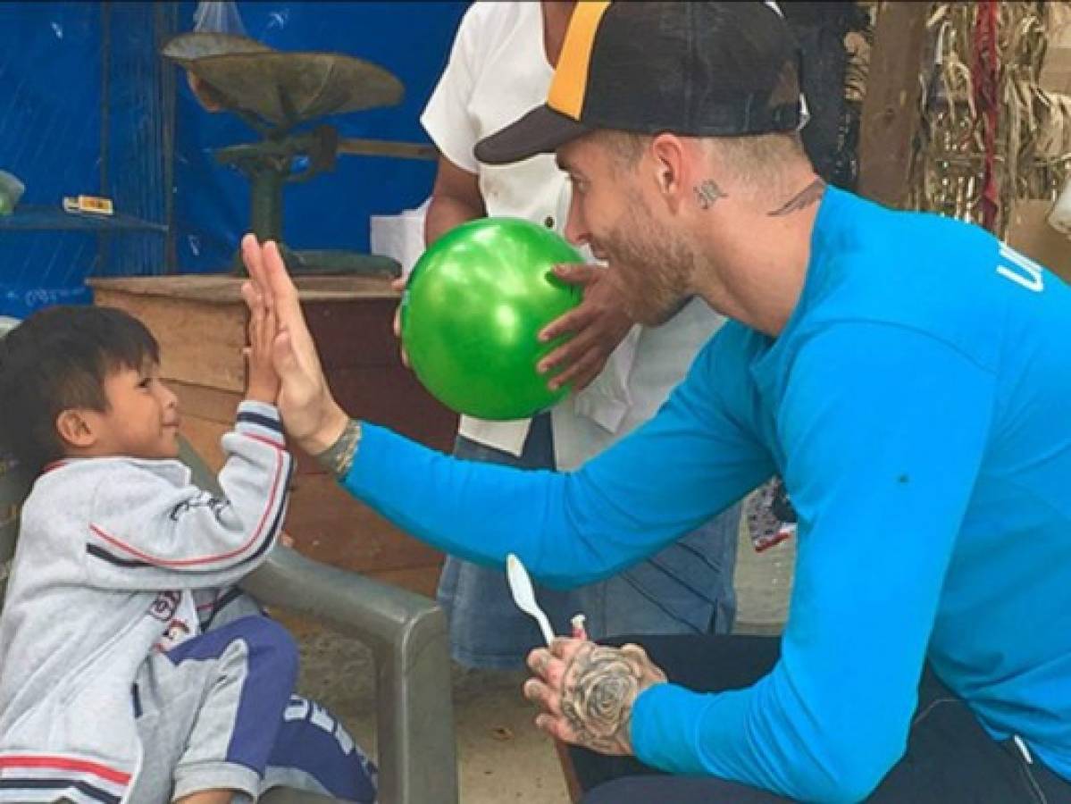 La estrella del Real Madrid Sergio Ramos visita a los niños damnificados en Perú, invitado por Unicef