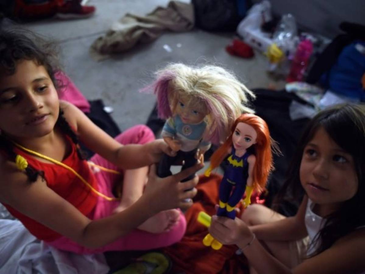 Con peluches y cochecitos, niños migrantes sobreviven al éxodo centroamericano