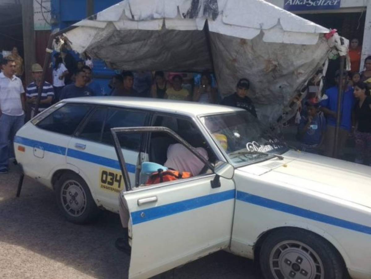 El motorista quedó malherido en el interior del vehículo.