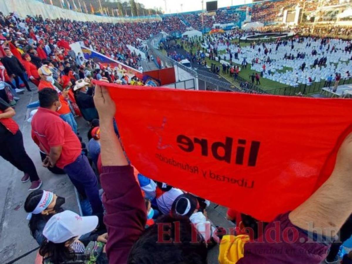 Pancartas y bailes: el ambiente en las graderías del Estadio Nacional durante toma de posesión (Fotos)