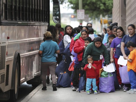 Migrantes rebasan capacidad de asistencia en San Antonio, Texas