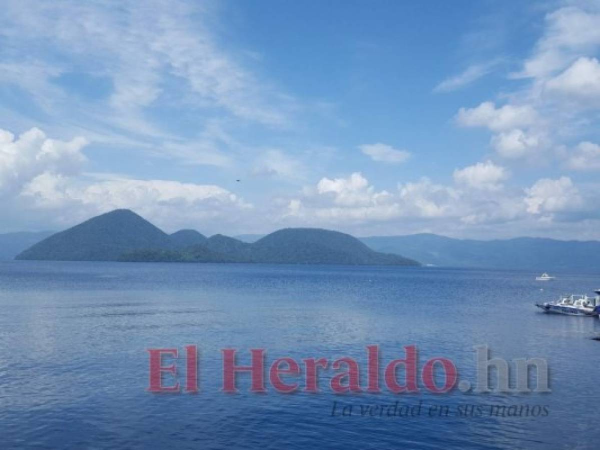 Panorámica del lago Toya, un espejo ovalado de agua, designado como uno de los “100 paisajes de Japón”.