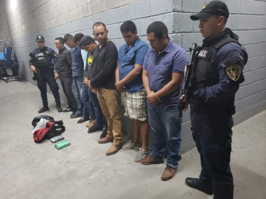 Capturan a tres expolicías y un militar activo con dos kilos de cocaína