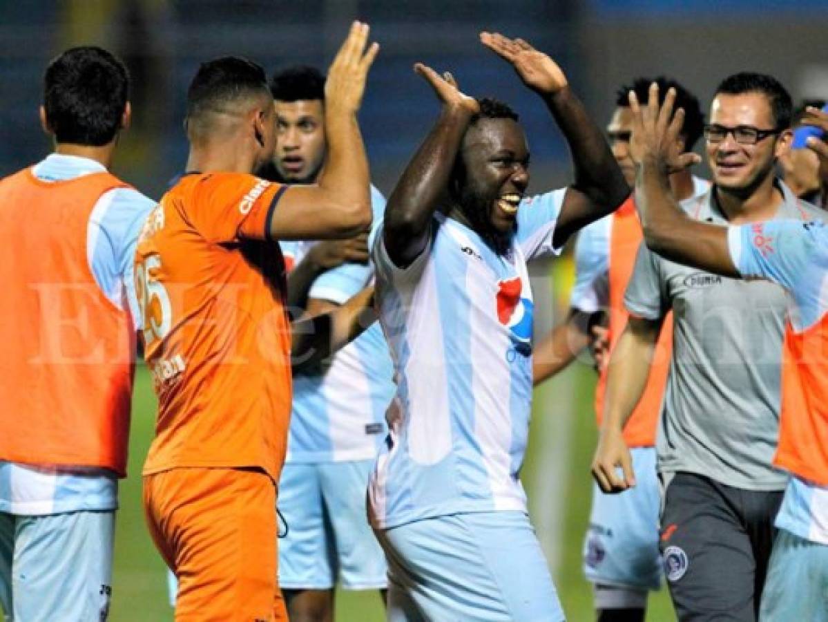 La Barbie se abraza con Ninrod Medina tras el triunfo de Motagua ante Real España. Foto: Neptaly Romero / El Heraldo.