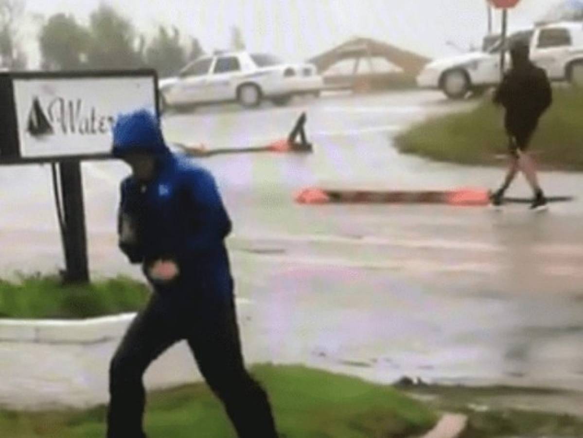 Periodista de Weather Channel finge que lucha contra el viento durante huracán Florence