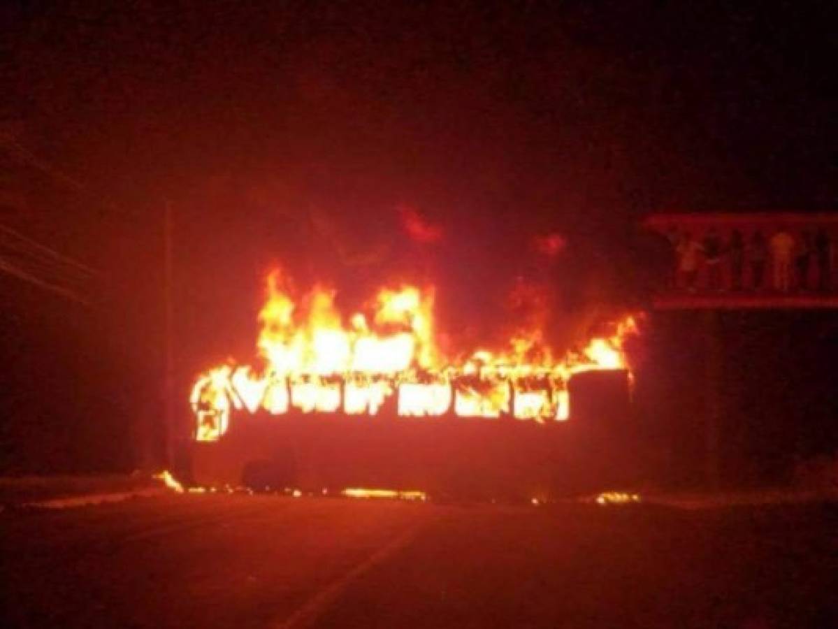 Manifestantes prenden fuego a bus de la empresa Mirna en San Pedro Sula