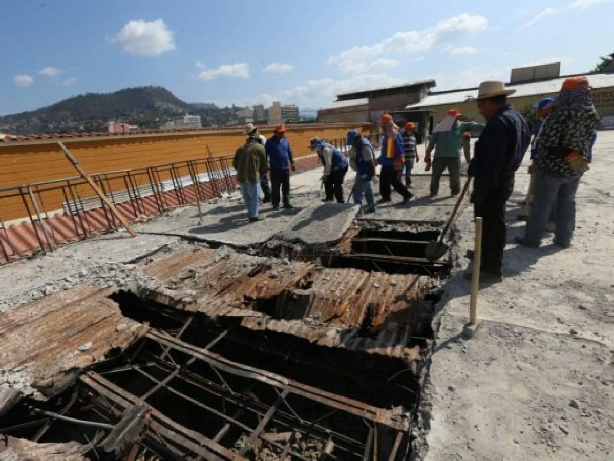 Avanza la demolición de puestos en el mercado San Isidro