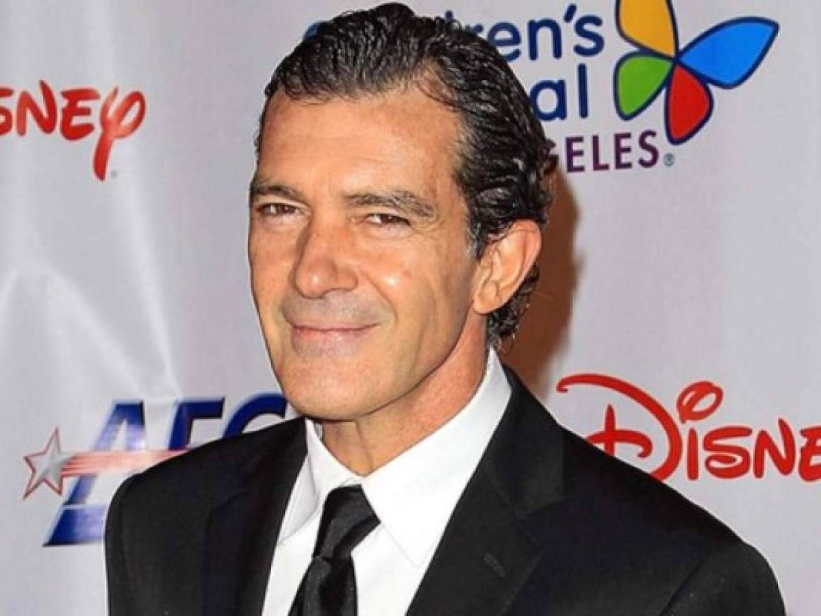 Antonio Banderas confirma estar libre de coronavirus