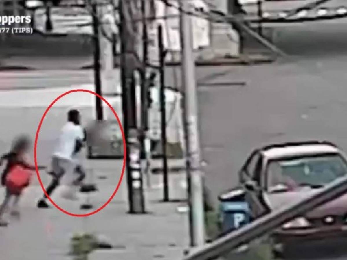 VIDEO: Captan momento en que hombre intentó robar un niño en Queens