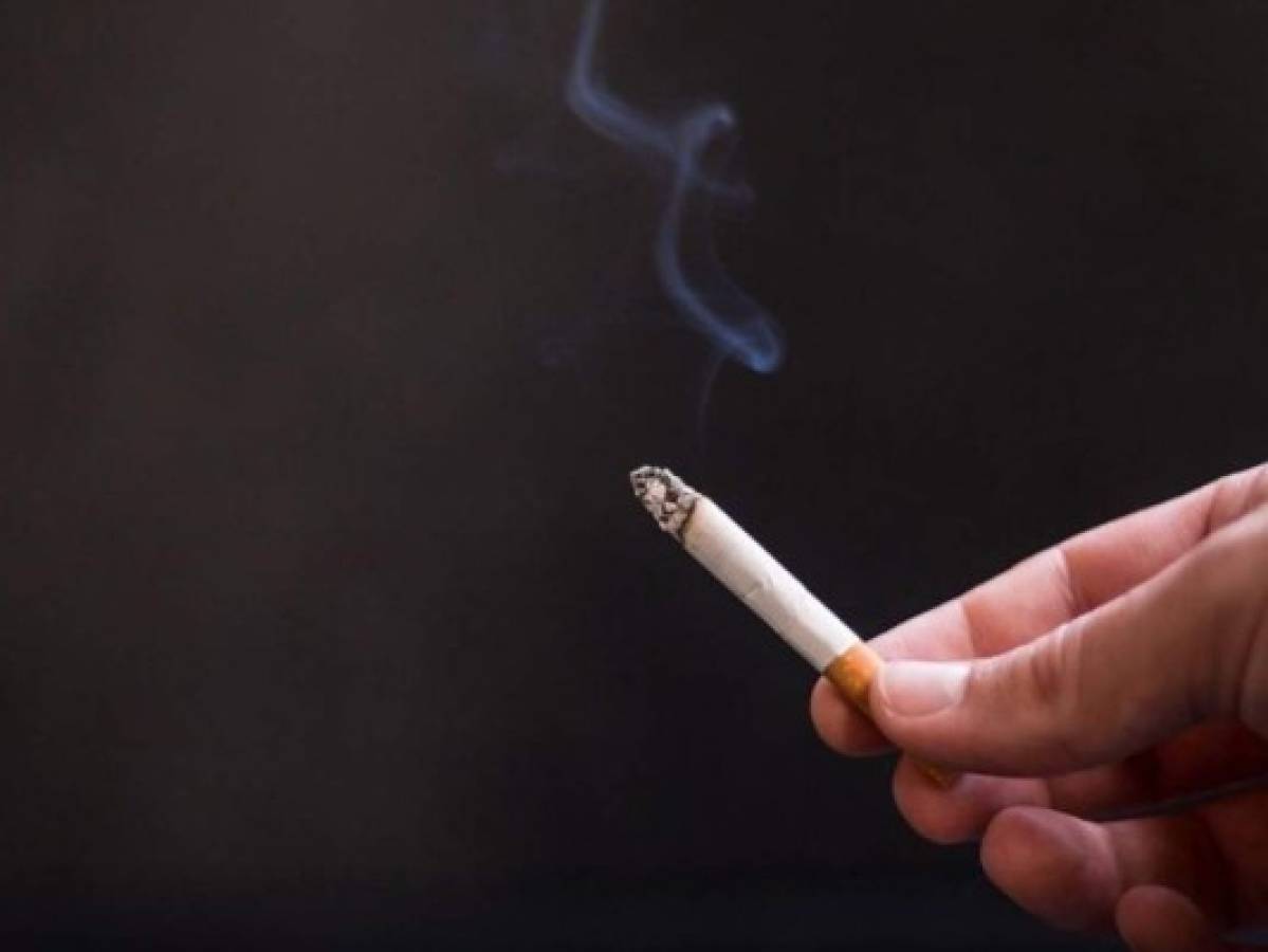 ¿Se puede transmitir el covid-19 por el humo del cigarro?