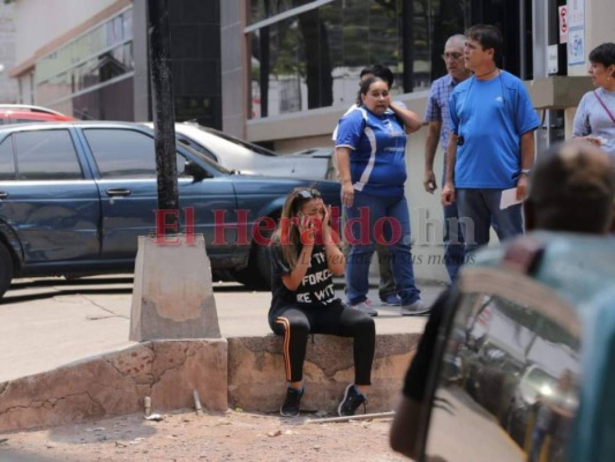 Familiares desconsolados lamentaron la muerte trágica del joven. (Foto: Estalin Irías/ El Heraldo)