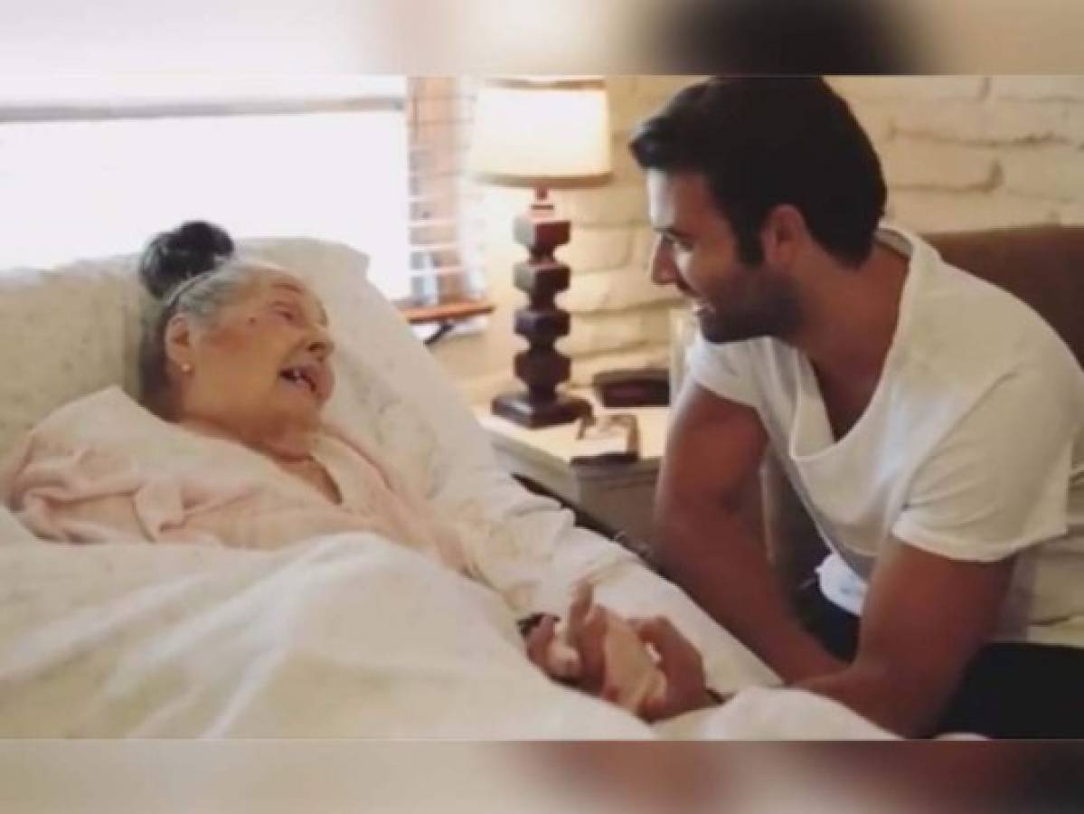 Jencarlos Canela cumple sueño a una abuelita