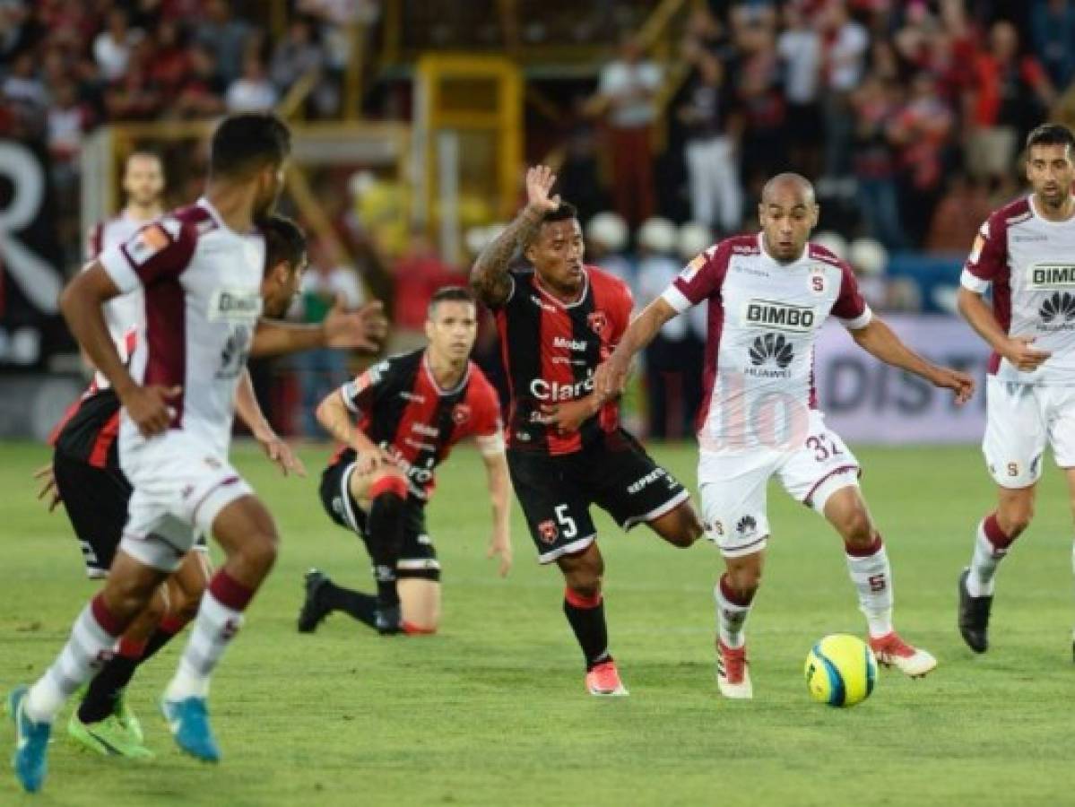 Hondureños protagonistas en el clásico tico que Alajuela y Saprissa empataron 3-3