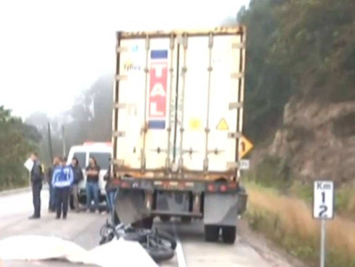 Motociclista muere tras impactar contra un furgón en la carretera al sur