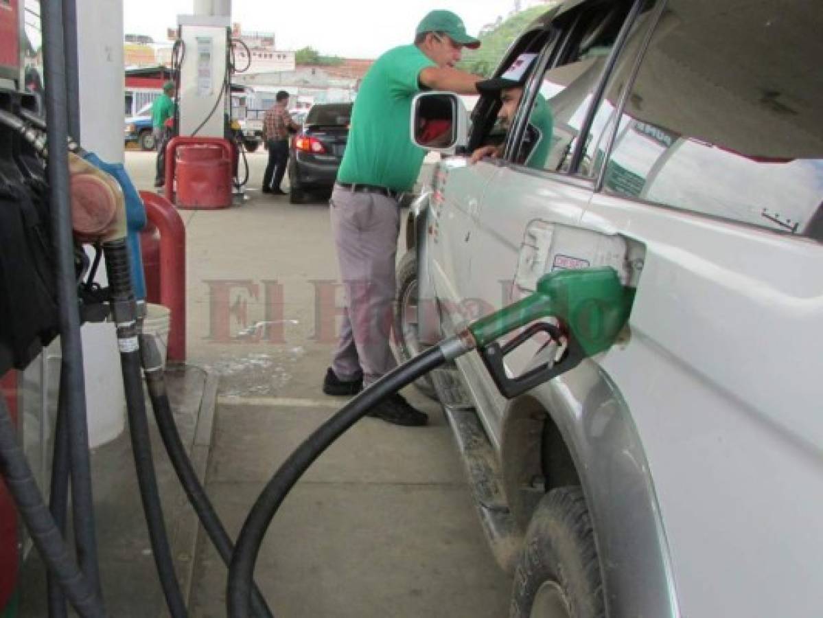 Combustibles podrían tener leves rebajas este próximo lunes