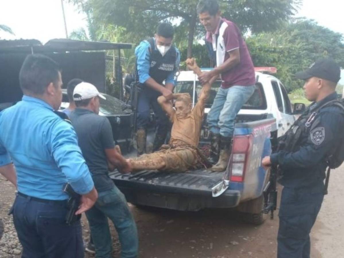 Rescatan a anciano tras quedar soterrado por alud de tierra en Santa Bárbara