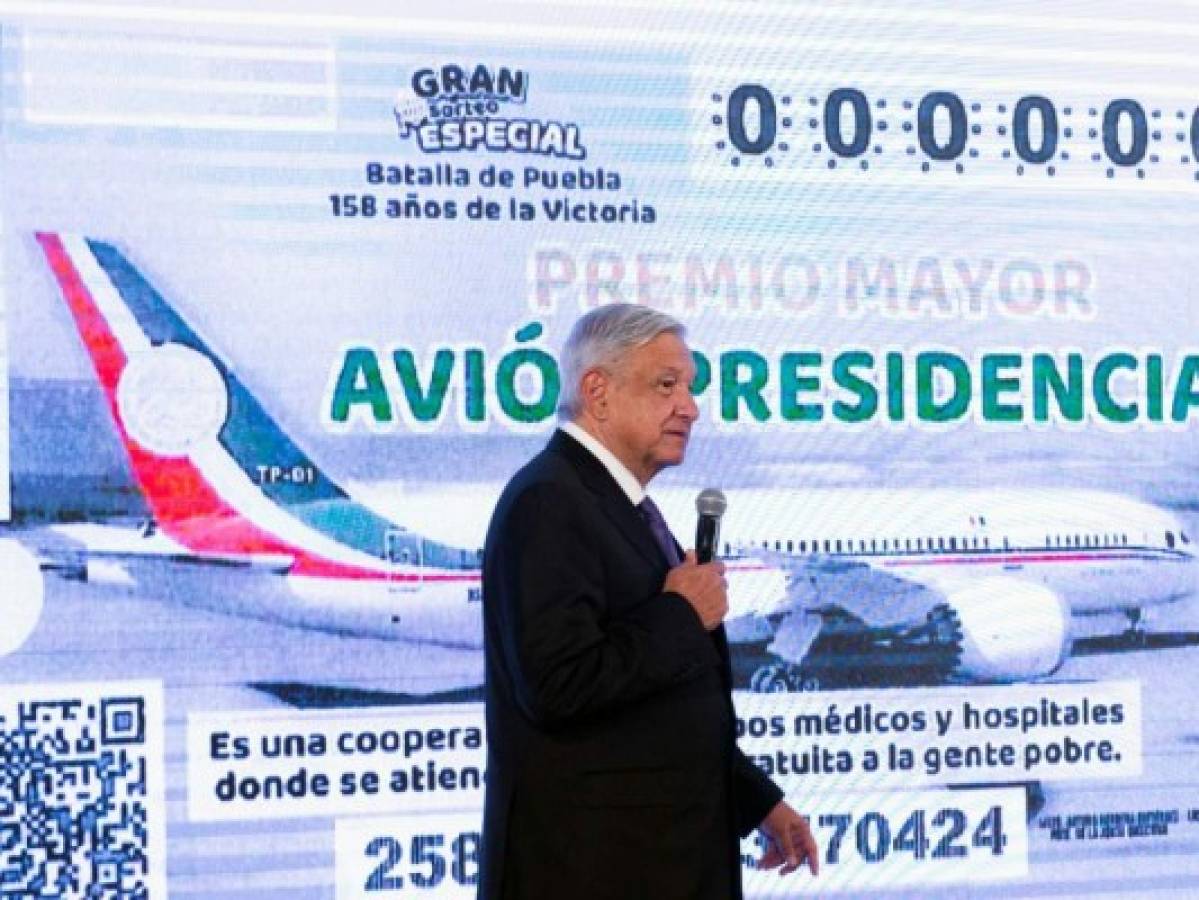 AMLO presenta boleto para rifa del avión presidencial