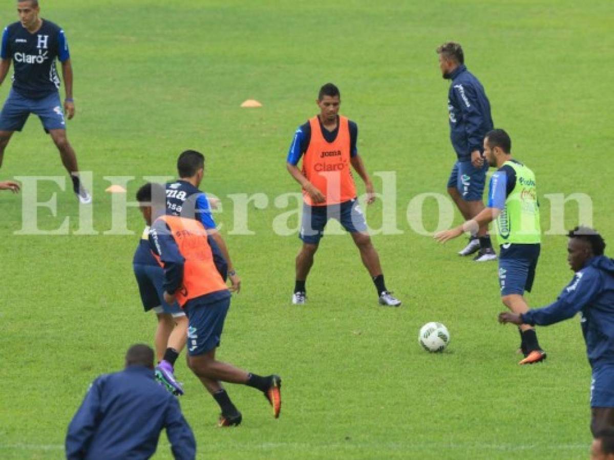 Selección de Honduras entrena bajo la lluvia y Pinto inicia a armar su once titular  