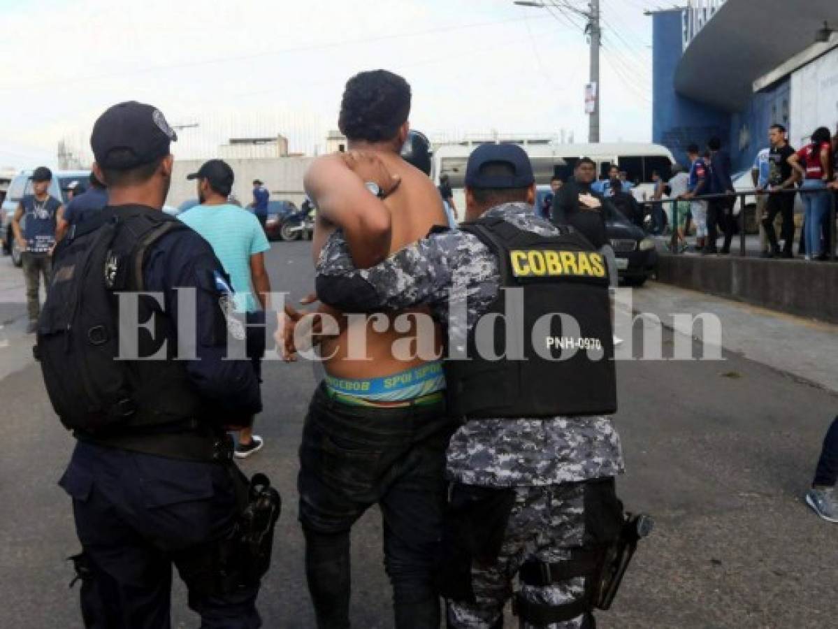 Heridos y detenidos deja enfrentamiento de barras en el clásico Olimpia vs Motagua en el Nacional de Tegucigalpa