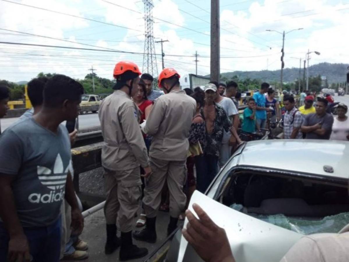 Miembros del Cuerpo de Bomberos trasladaron a la joven hacia un centro asistencial.