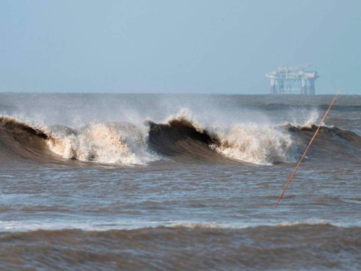 Huracán Laura amenaza las costas de EEUU y sube a categoría 3   