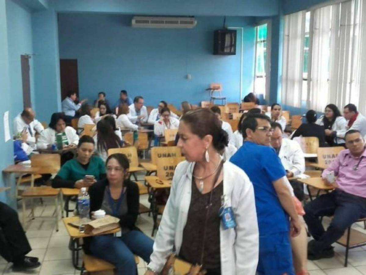 Estudiantes de medicina se suman a las asambleas de los médicos