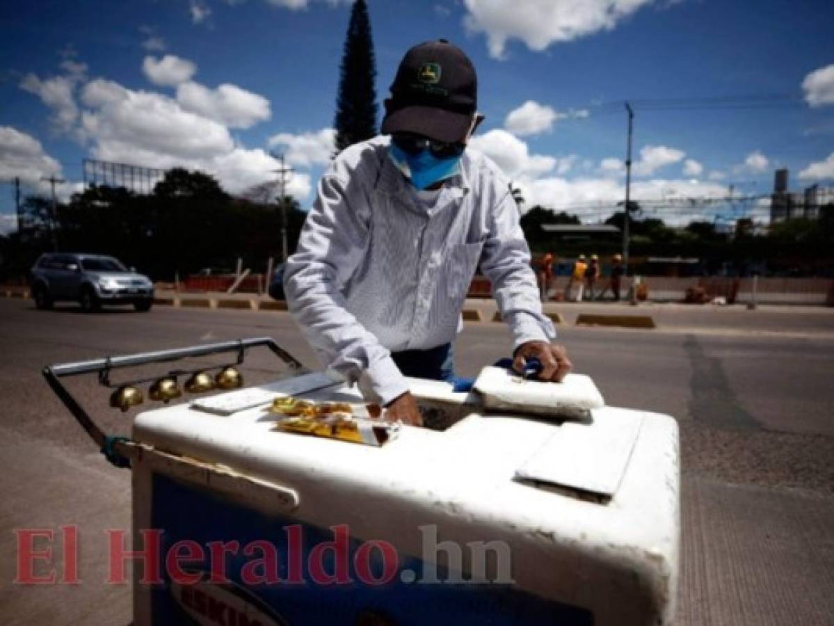 Don Luis sale todos los días con su carrito de helados y con sus pocas ganancias ayuda a sus hijos. Fotos: Emilio Flores/Alex Peréz/El Heraldo