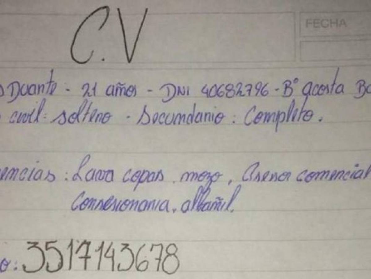 Joven consigue trabajo con un currículum hecho a mano