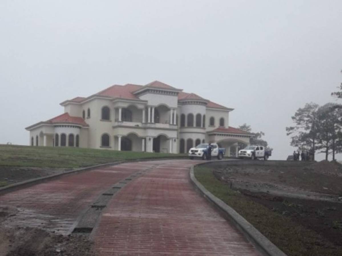 Esta lujosa casa fue allanada la mañana de este viernes en Santa Rosa de Copán.