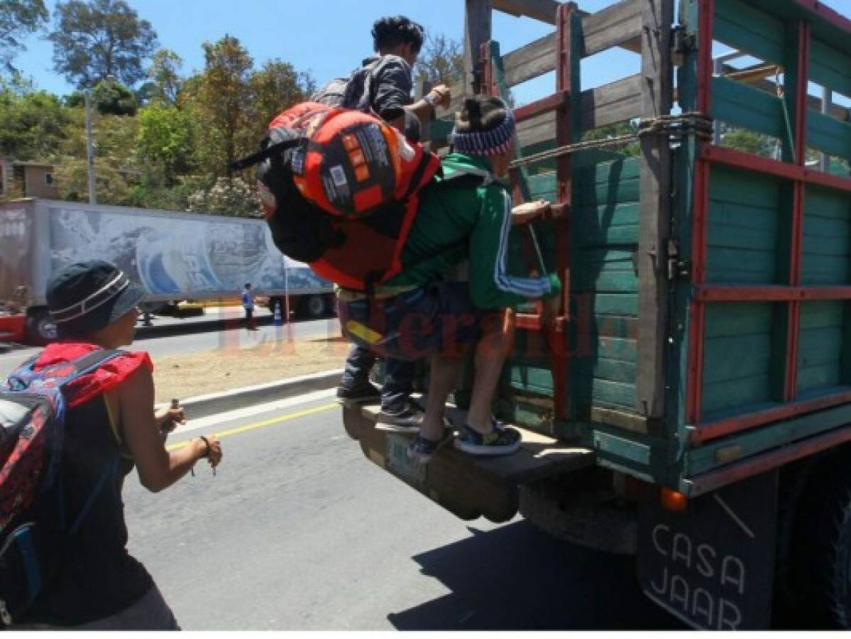 Hondureños deciden irse a puro 'jalón' desde Choluteca hasta La Ceiba