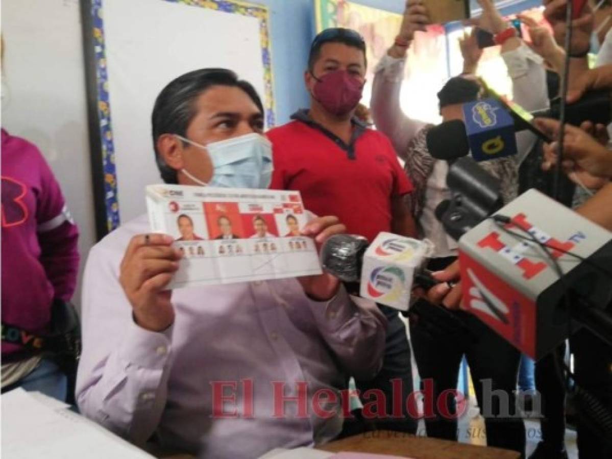 Un entusiasta Wilfredo Méndez acude a votar en Tegucigalpa (Fotos)