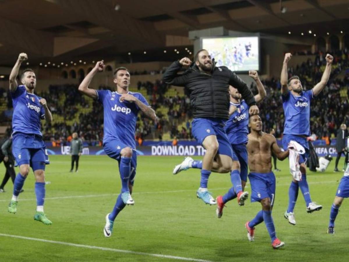 Los jugadores de Juventus celebran el triunfo logrado ante Mónaco en su visita a Francia (Foto: Agencia AP)