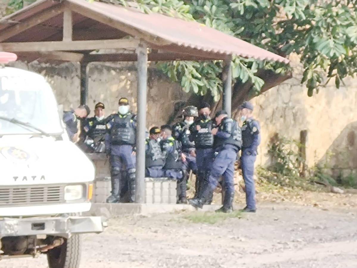 Antimotines de la Policía Municipal resguardan plantel del SANAA por amenaza de protesta