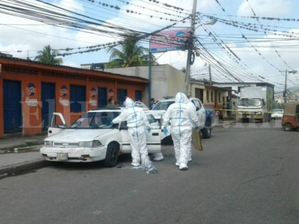 Momento en el que las autoridades inspeccionaban el taxi con registro 8800 en la calle principal de la Flor del Campo. (Foto: Estalin Irías / EL HERALDO Honduras)