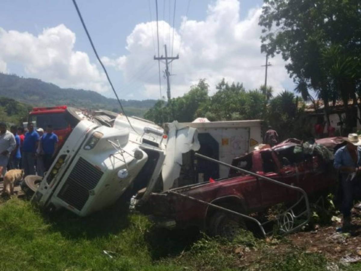 Un muerto deja fatal accidente entre rastra y carro pick up en el occidente de Honduras