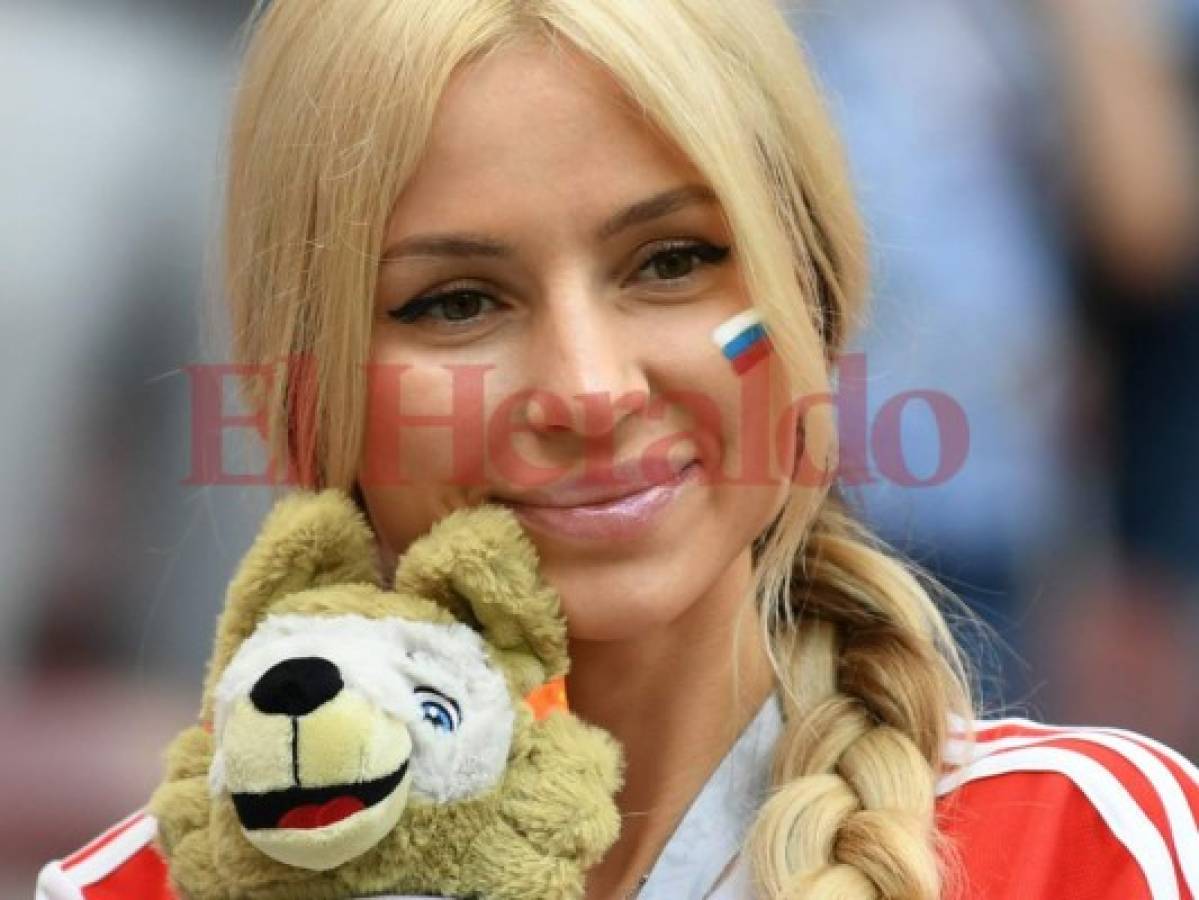 Las guapas mujeres que adornan el Mundial en el duelo España vs Rusia