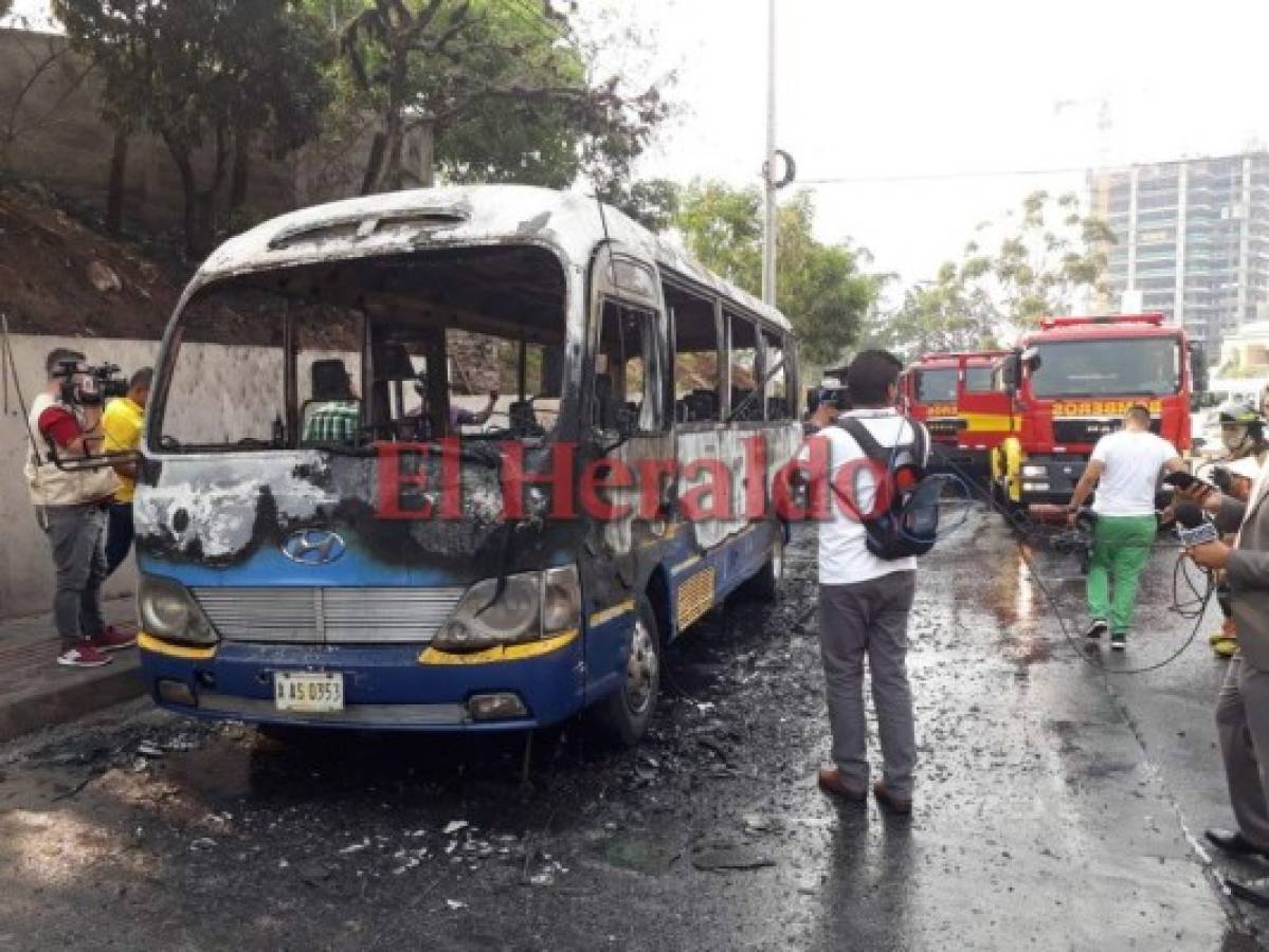 Bus rapidito es incendiado por banda criminal en la capital de Honduras