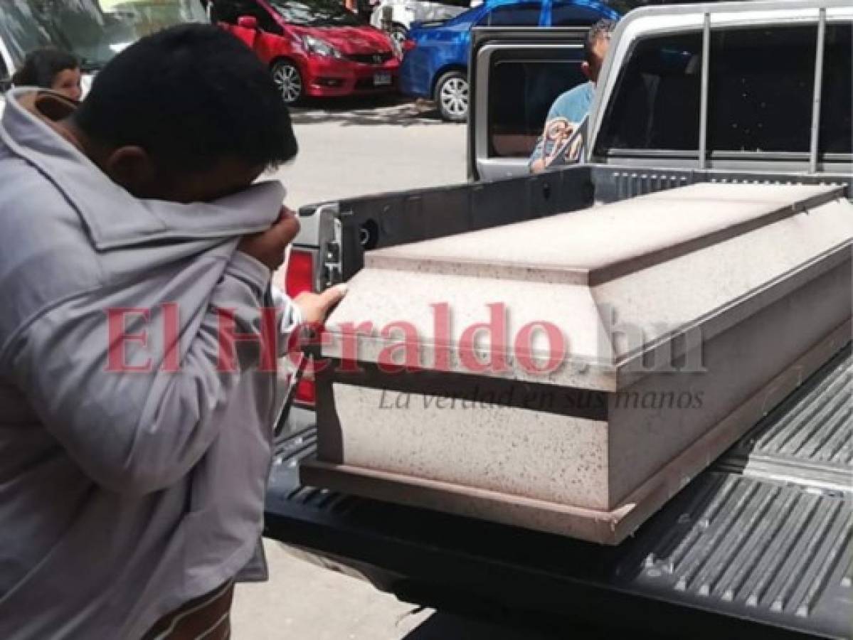 Los familiares del joven asesinado lloraban desconsoladamente al retirar su cadáver de la Morgue capitalina. Foto: Estalin Irías/ EL HERALDO